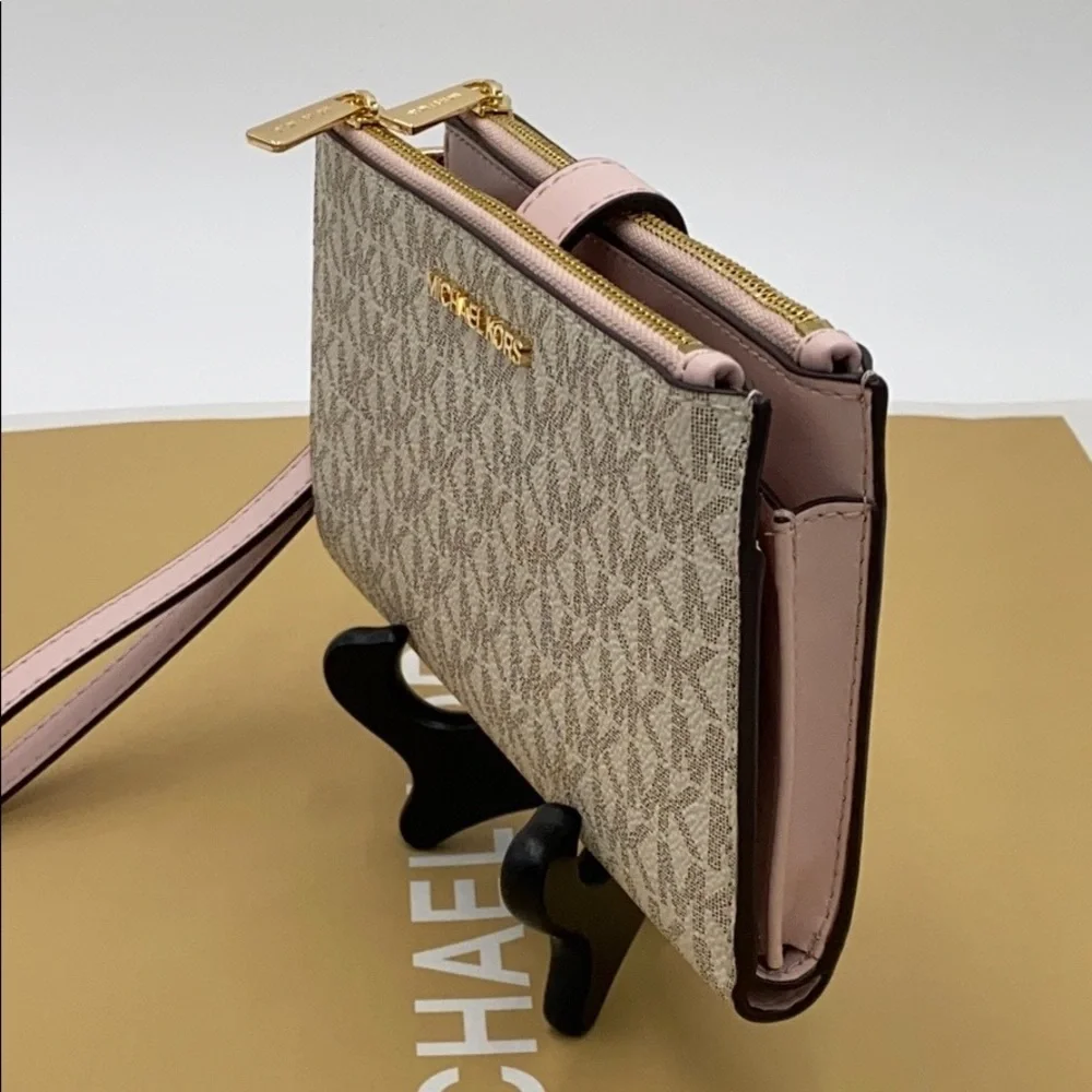 MICHAEL KORS DOUBLE ZIP WRISTLET POWDER BLUSH